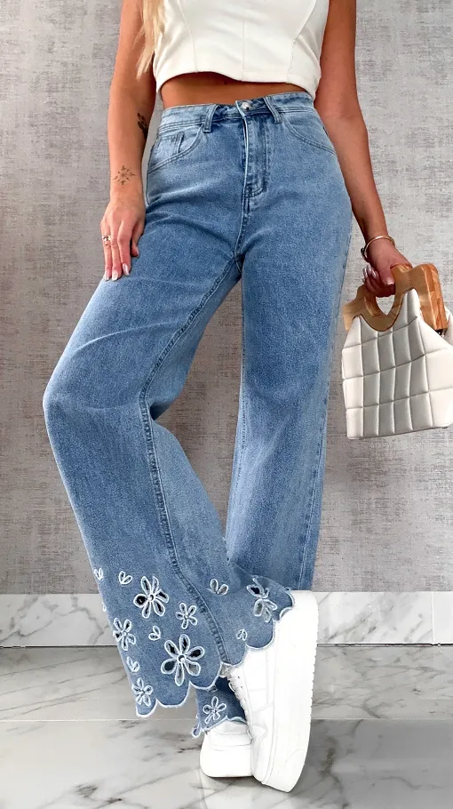 Niebieskie elastyczne jeansy z haftowanymi kwiatami i cyrkoniami - R632