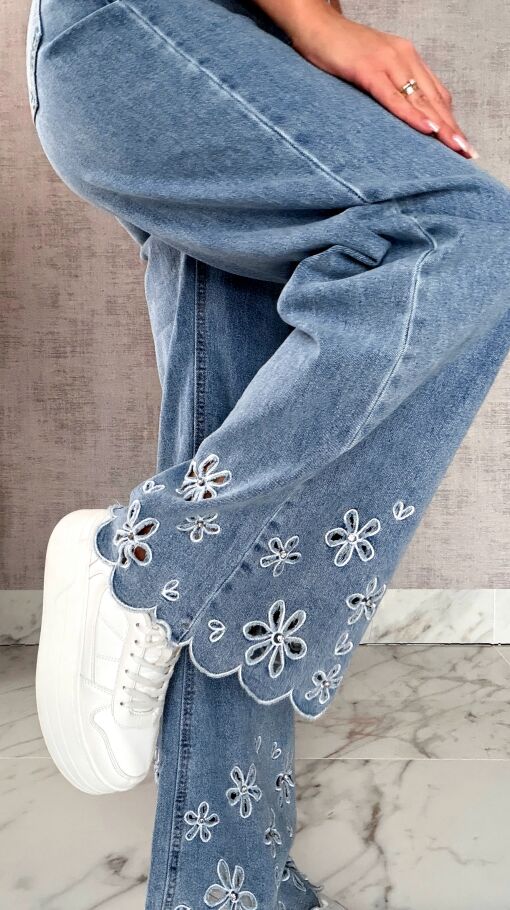 Niebieskie elastyczne jeansy z haftowanymi kwiatami i cyrkoniami - R632