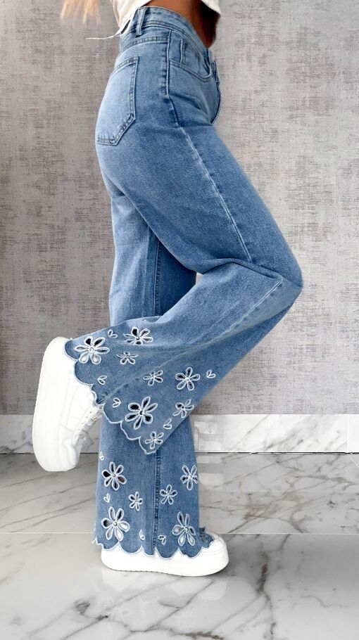 Niebieskie elastyczne jeansy z haftowanymi kwiatami i cyrkoniami - R632