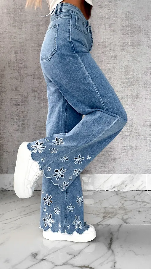 Niebieskie elastyczne jeansy z haftowanymi kwiatami i cyrkoniami - R632