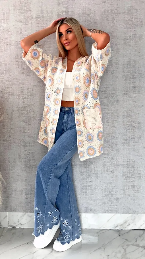 Niebieskie elastyczne jeansy z haftowanymi kwiatami i cyrkoniami - R632