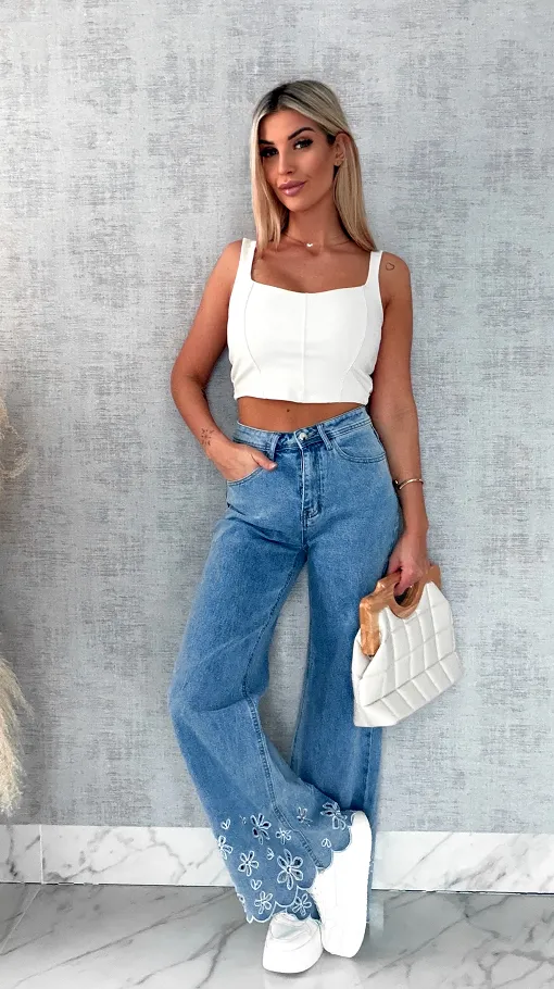 Niebieskie elastyczne jeansy z haftowanymi kwiatami i cyrkoniami - R632