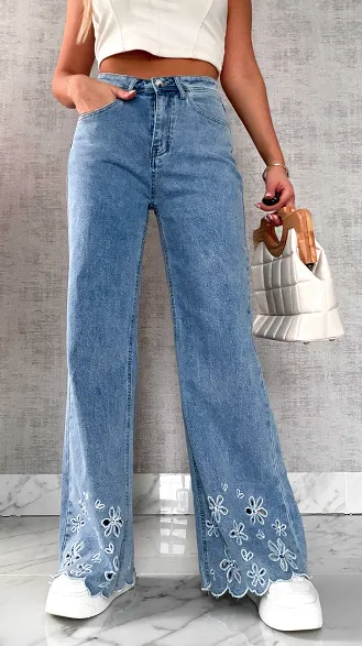 Niebieskie elastyczne jeansy z haftowanymi kwiatami i cyrkoniami - R632