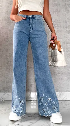 Niebieskie elastyczne jeansy z haftowanymi kwiatami i cyrkoniami - R632