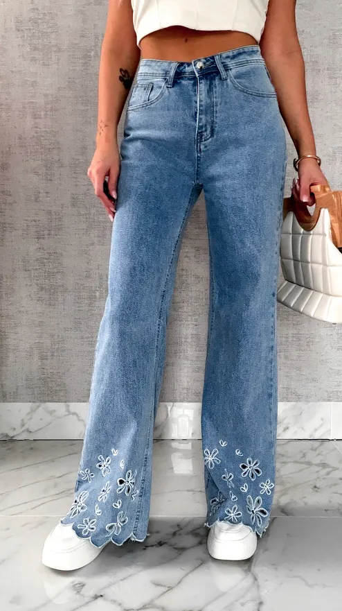 Niebieskie elastyczne jeansy z haftowanymi kwiatami i cyrkoniami - R632