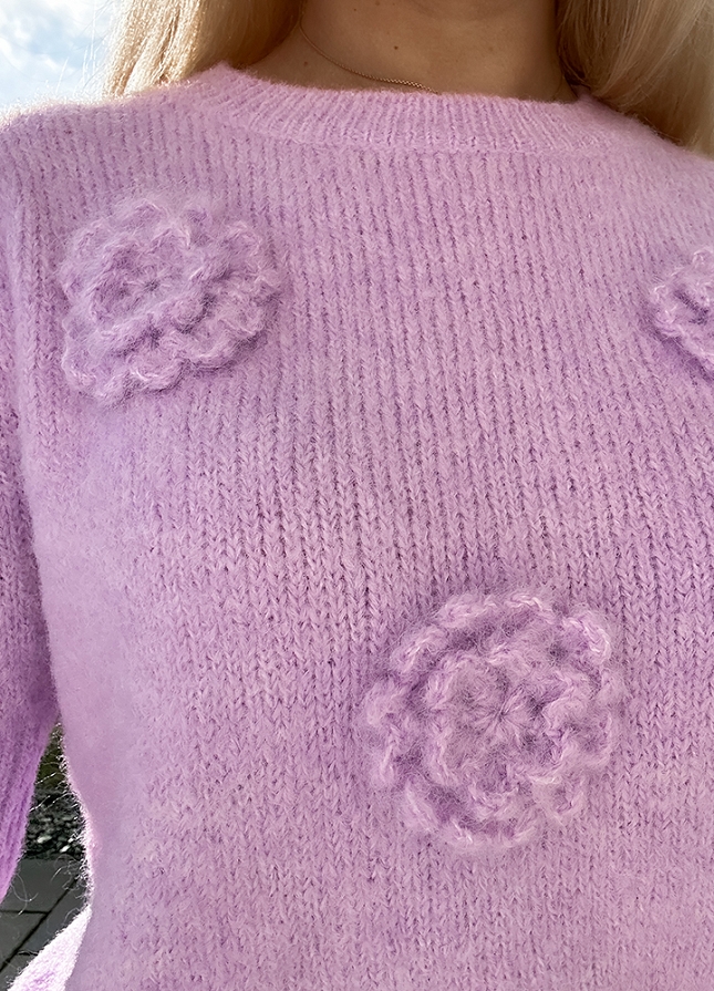 Liliowy sweter z krótkim rękawem w róże - M746