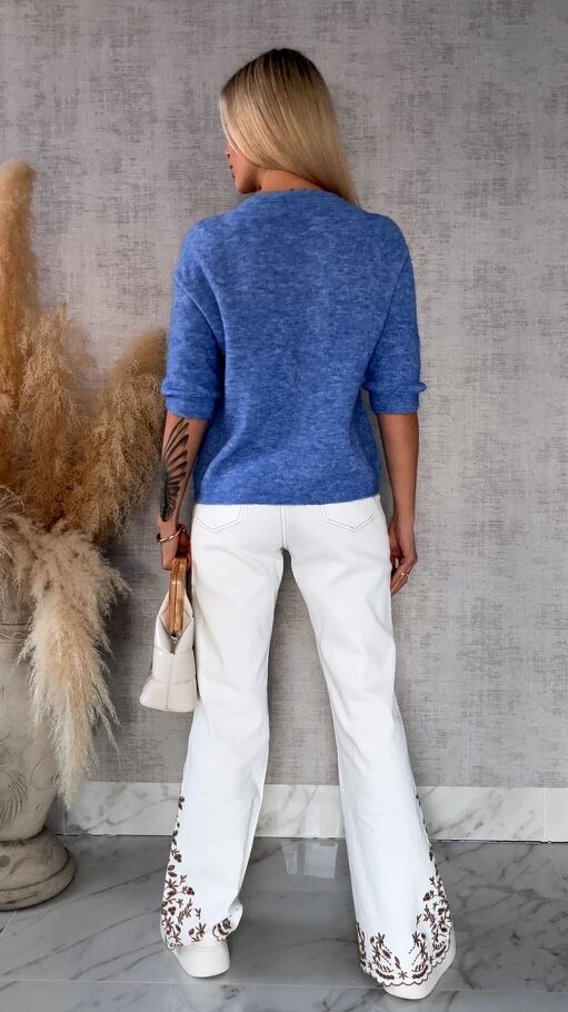 Lekki klasyczny sweter na wiosnę w serek BLUE JEANS - R663B