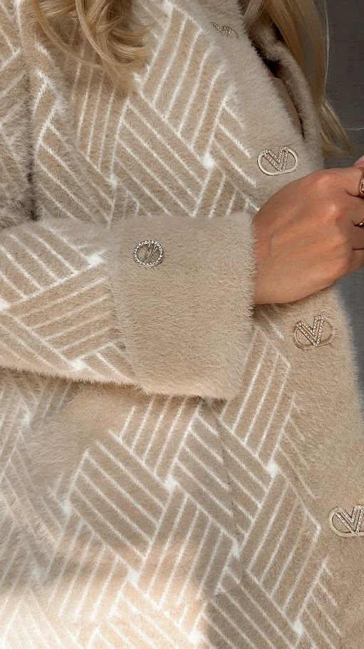 Elegancki wełniany płaszcz ALPAKA wzór warkocz ONE SIZE beż - R043