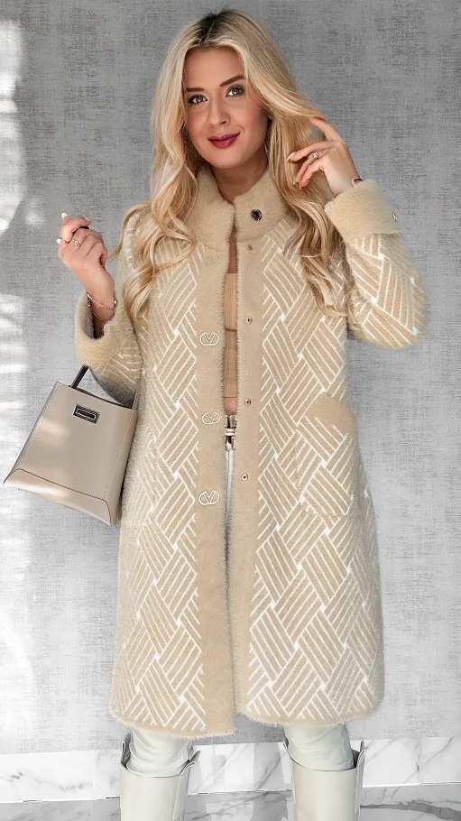 Elegancki wełniany płaszcz ALPAKA wzór warkocz ONE SIZE beż - R043