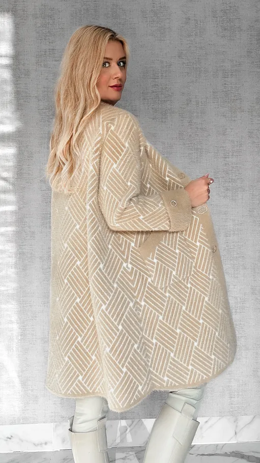 Elegancki wełniany płaszcz ALPAKA wzór warkocz ONE SIZE beż - R043