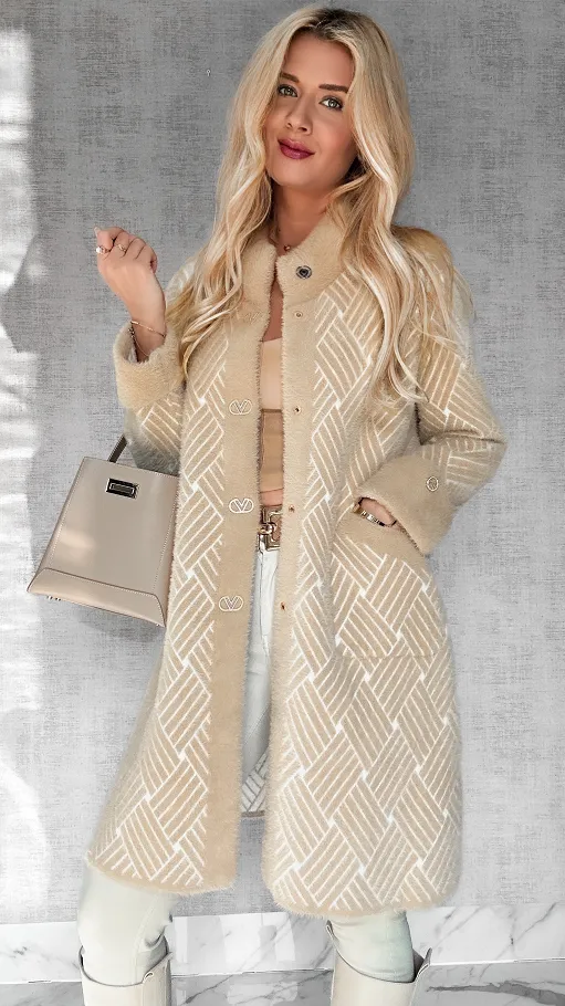 Elegancki wełniany płaszcz ALPAKA wzór warkocz ONE SIZE beż - R043