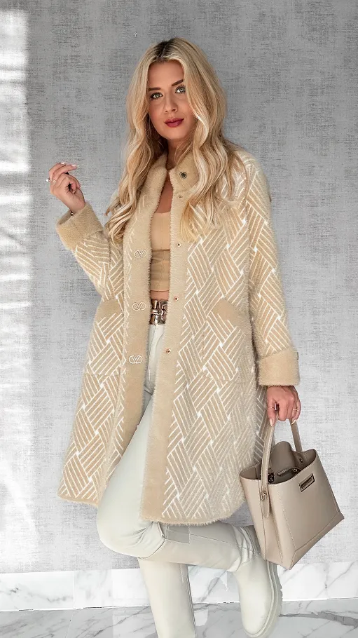 Elegancki wełniany płaszcz ALPAKA wzór warkocz ONE SIZE beż - R043