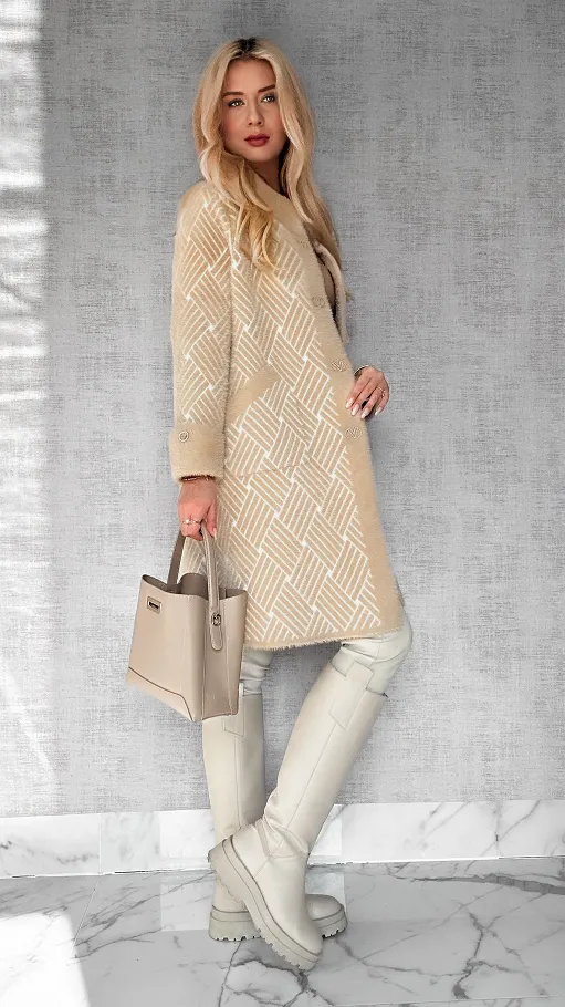 Elegancki wełniany płaszcz ALPAKA wzór warkocz ONE SIZE beż - R043
