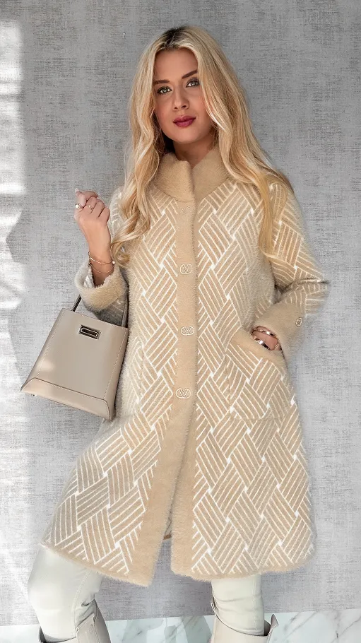 Elegancki wełniany płaszcz ALPAKA wzór warkocz ONE SIZE beż - R043