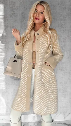 Elegancki wełniany płaszcz ALPAKA wzór warkocz ONE SIZE beż - R043