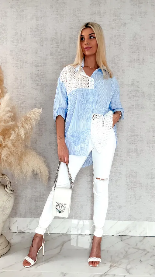 Niebieska bawełniana koszula w paski z białą koronką ONE SIZE - R818