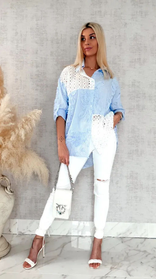 Niebieska bawełniana koszula w paski z białą koronką ONE SIZE - R818