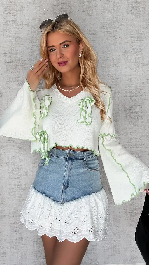 Biały wiosenny sweter z zielonym wykończeniem ONE SIZE - P549