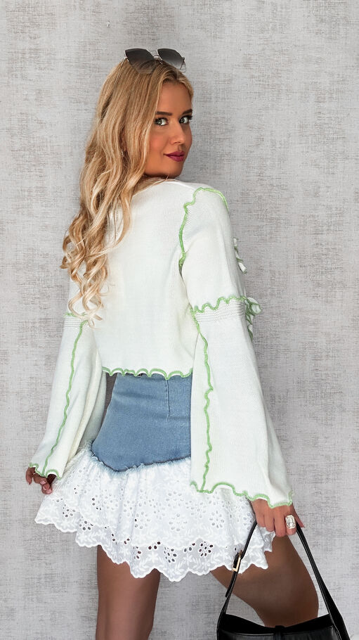 Biały wiosenny sweter z zielonym wykończeniem ONE SIZE - P549