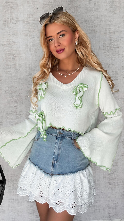 Biały wiosenny sweter z zielonym wykończeniem ONE SIZE - P549