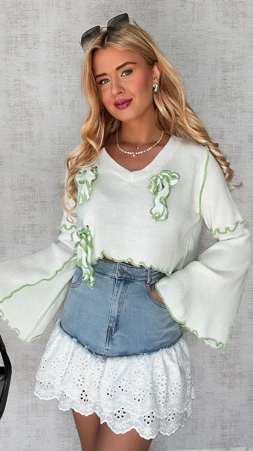 Biały wiosenny sweter z zielonym wykończeniem ONE SIZE - P549