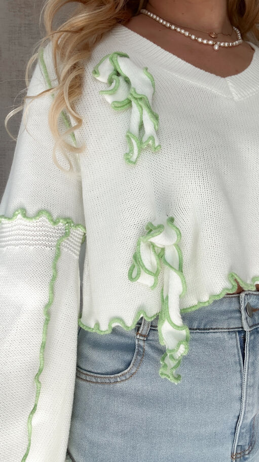 Biały wiosenny sweter z zielonym wykończeniem ONE SIZE - P549