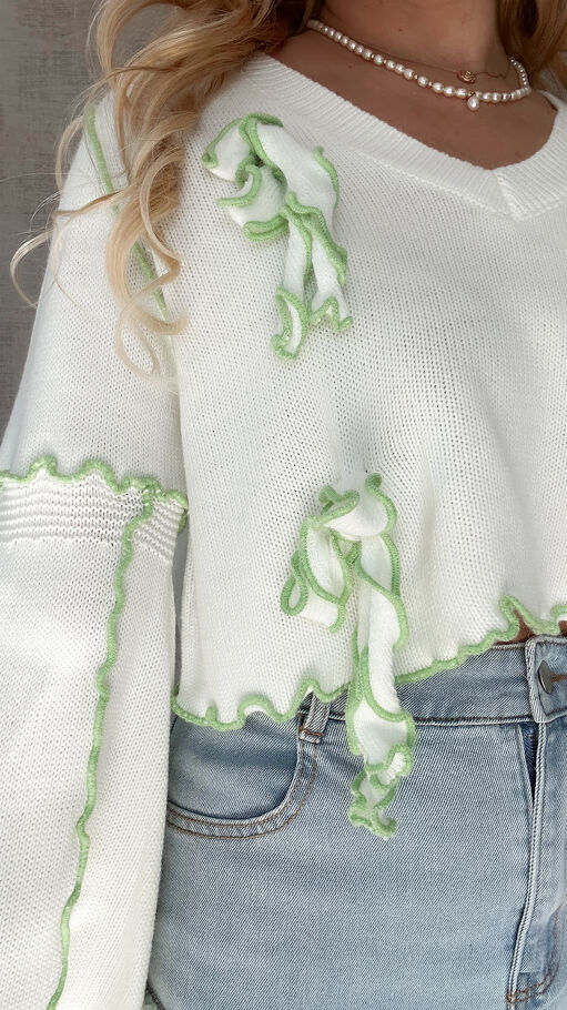 Biały wiosenny sweter z zielonym wykończeniem ONE SIZE - P549