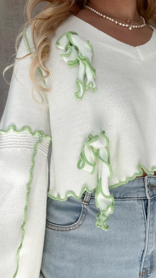 Biały wiosenny sweter z zielonym wykończeniem ONE SIZE - P549