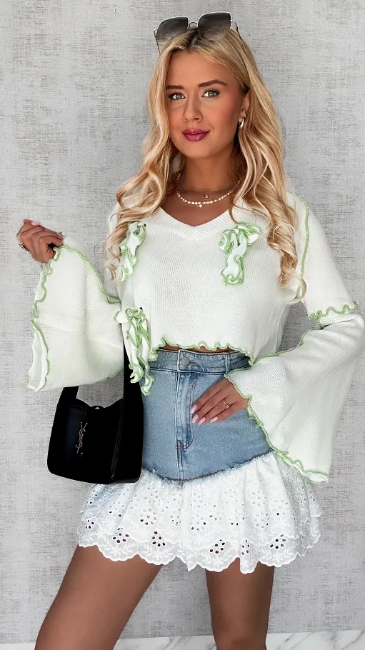 Biały wiosenny sweter z zielonym wykończeniem ONE SIZE - P549