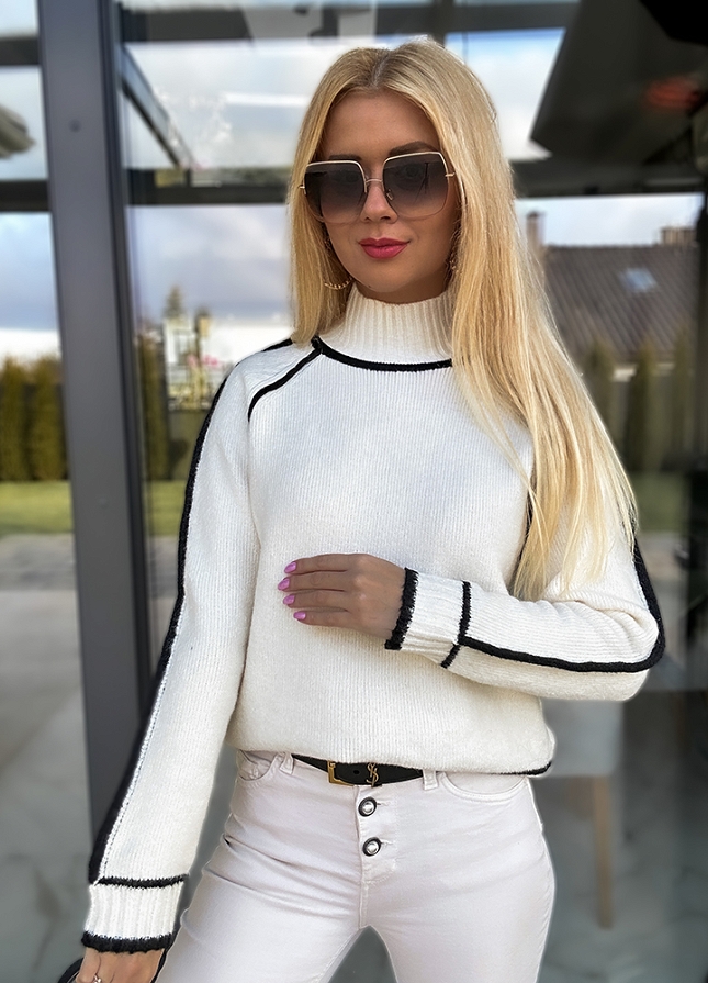 Biały sweter z półgolfem i kontrastową lamówką - M750A