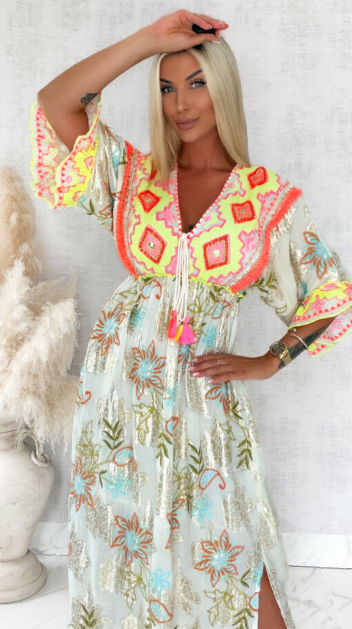 Letnia MAXI sukienka w stylu BOHO z neonowymi ozdobami i złotymi haftami - S221