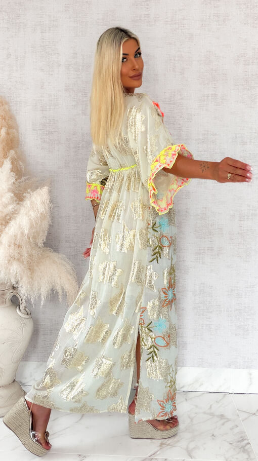 Letnia MAXI sukienka w stylu BOHO z neonowymi ozdobami i złotymi haftami - S221