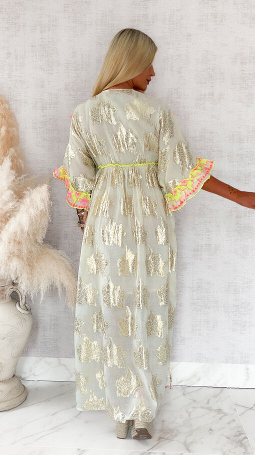 Letnia MAXI sukienka w stylu BOHO z neonowymi ozdobami i złotymi haftami - S221