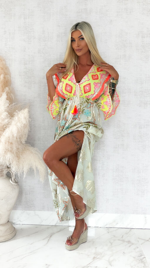 Letnia MAXI sukienka w stylu BOHO z neonowymi ozdobami i złotymi haftami - S221