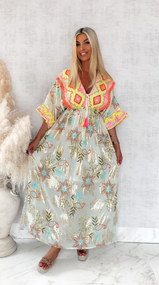 Letnia MAXI sukienka w stylu BOHO z neonowymi ozdobami i złotymi haftami - S221