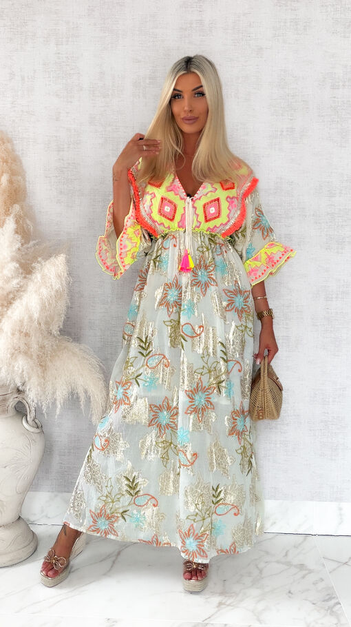 Letnia MAXI sukienka w stylu BOHO z neonowymi ozdobami i złotymi haftami - S221