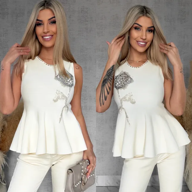 Elegancka dzianinowa bluzka z baskinką i kwiatem z cekinów ONE SIZE ecru - R514