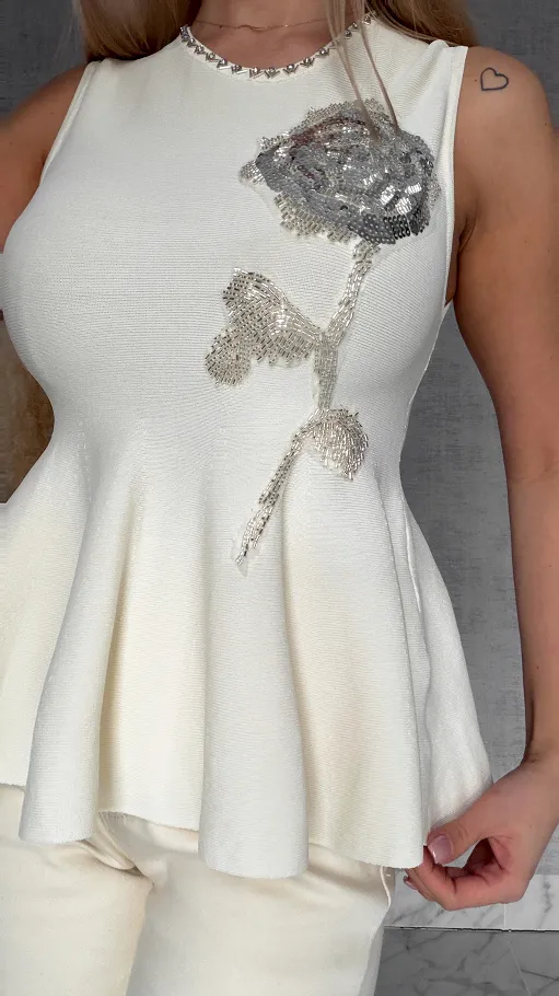 Elegancka dzianinowa bluzka z baskinką i kwiatem z cekinów ONE SIZE ecru - R514