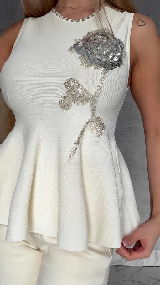 Elegancka dzianinowa bluzka z baskinką i kwiatem z cekinów ONE SIZE ecru - R514