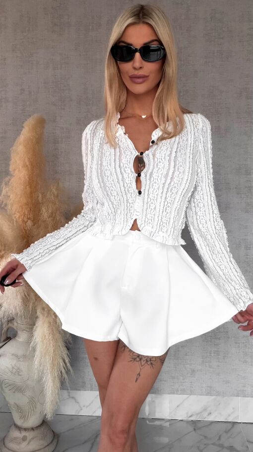 Rozkloszowane białe spodenki z gumką w pasie - R697