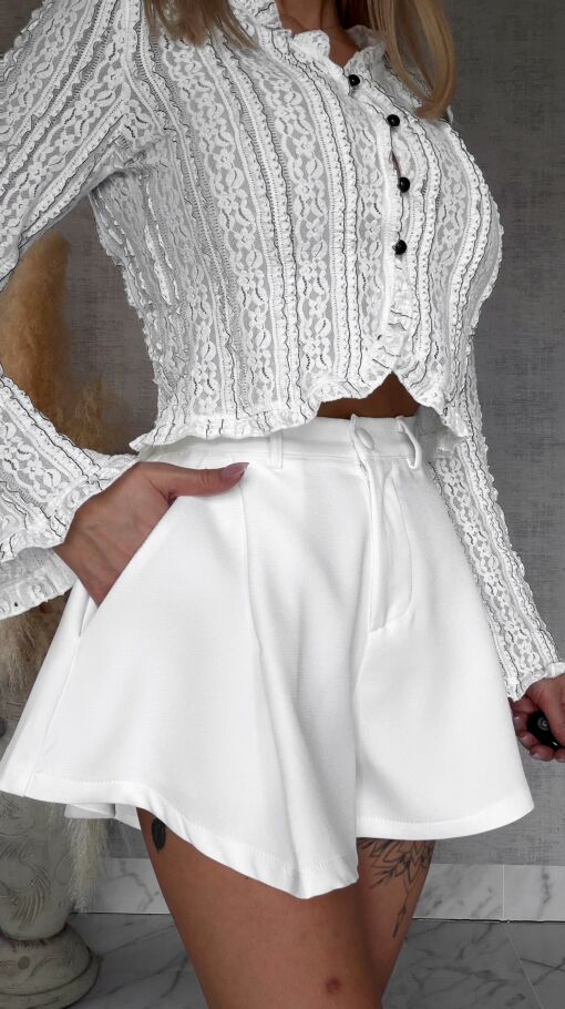 Rozkloszowane białe spodenki z gumką w pasie - R697