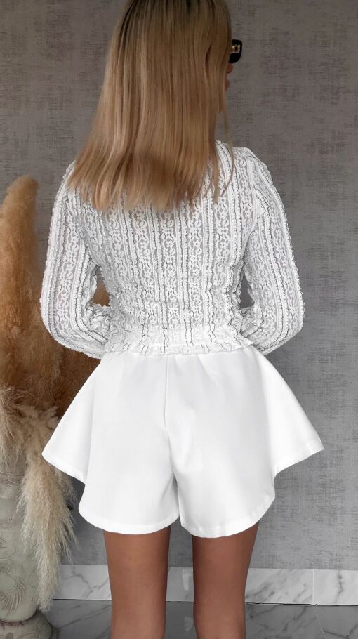 Rozkloszowane białe spodenki z gumką w pasie - R697